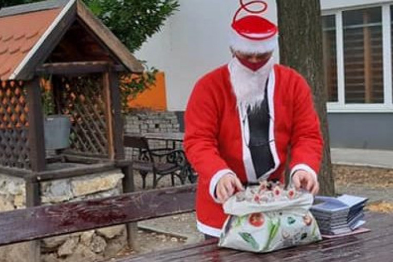 Kraj školske godine u novogodišnjem duhu: Nastavnik u odelu Deda Mraza đacima podelio knjižice