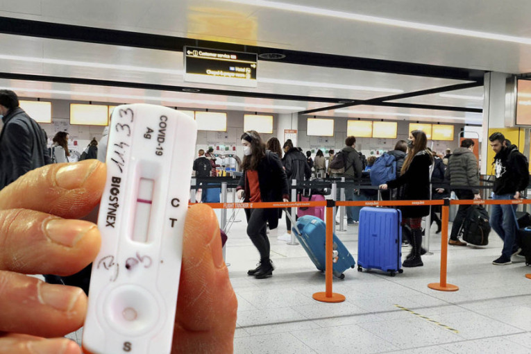 Upaljen alarm zbog novog, zaraznijeg virusa: Putnici iz Velike Britanije u SAD mogu samo sa negativnim testom