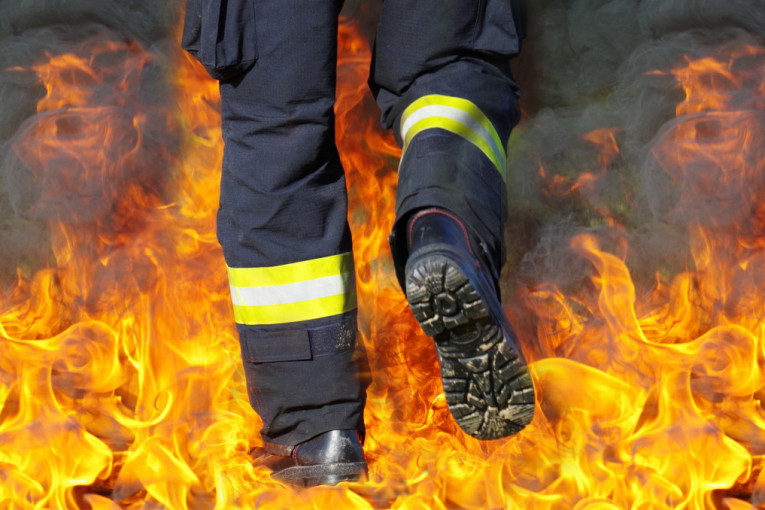 Požar na kovid odeljenju bolnice: Evakuisani pacijenti sa prvog sprata, 22 vatrogasca gasila plamen