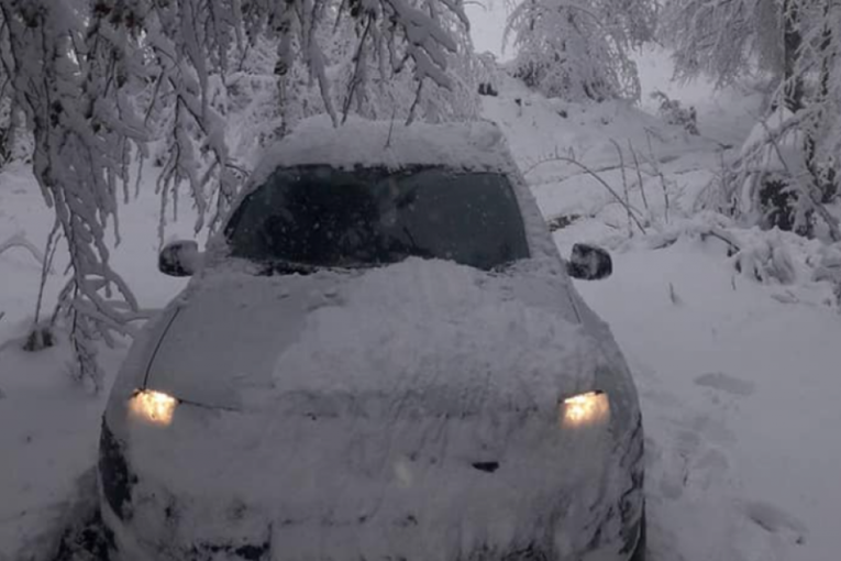 Snežno nevreme pogodilo Crnu Goru: Sever države ostao bez struje (FOTO)