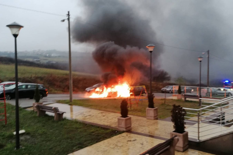 Izgoreo auto u naselju Vojvode Vlahović: Brzom reakcijom vatrogasaca požar je ugašen
