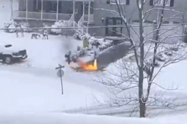 Hit snimak obara društvene mreže: Čišćenje snega nikad lakše, umesto lopate - bacač plamena (VIDEO)