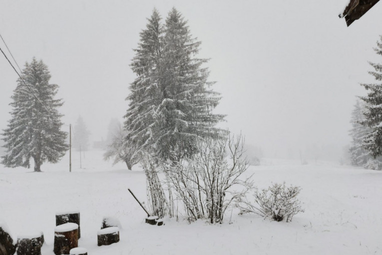 Snežni pokrivač prekrio skoro celu Srbiju: Zabelele se planine i sela (FOTO)