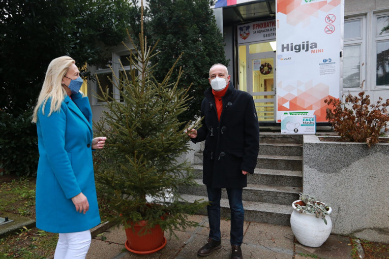 Gradonačelnik posetio Prihvatilište za stara i odrasla lica: Poklonio zaštitne maske i jelku