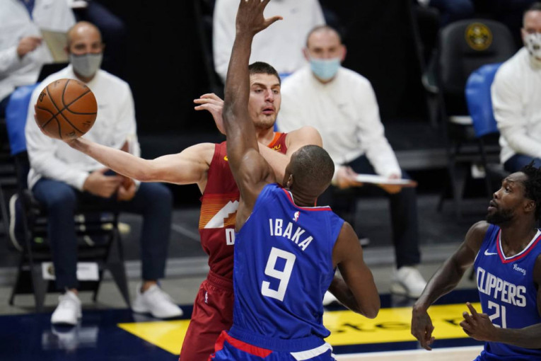 Jokić bio na putu da uđe u istoriju NBA, ali će svi pričati samo o užasnoj povredi velike zvezde (video)