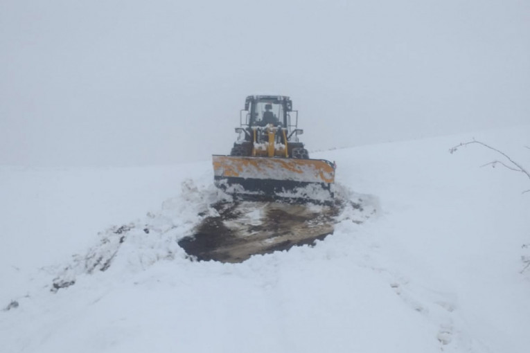 Sneg napravio haos u Ivanjici i Ljuboviji: Nekoliko hiljada planinskih sela od juče nema struju (FOTO)