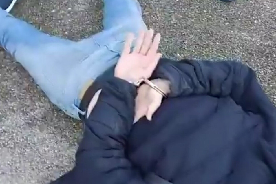 Maskiran i naoružan pretio prodavačici: Osumnjičeni za razbojništvo uhapšen u Novom Sadu