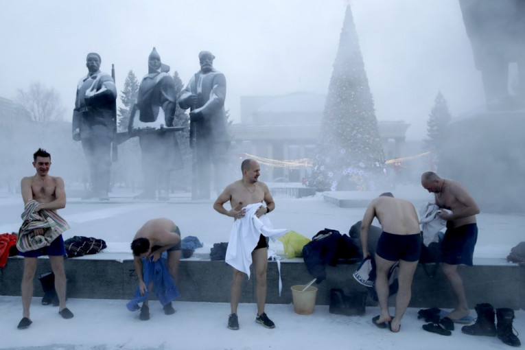 Slike iz Rusije obišle svet: Tradicionalno novogodišnje kupanje, ovoga puta na -34 (FOTO)