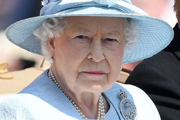 Kraljica Elizabeta propustila još jedan bitan događaj: Prošle nedelje je provela noć u bolnici, a i viđena je prvi put u javnosti sa štapom