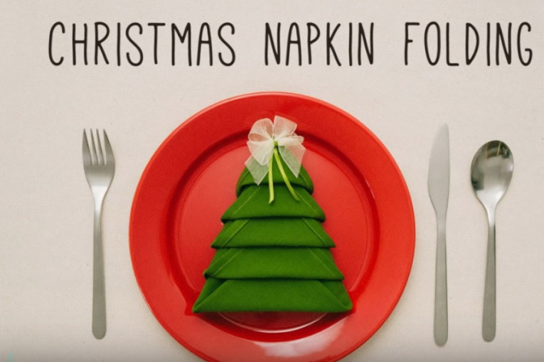Pravi se jednostavno, a oduševiće vaše ukućane i goste: Složite salvete u obliku novogodišnje jelke (VIDEO)