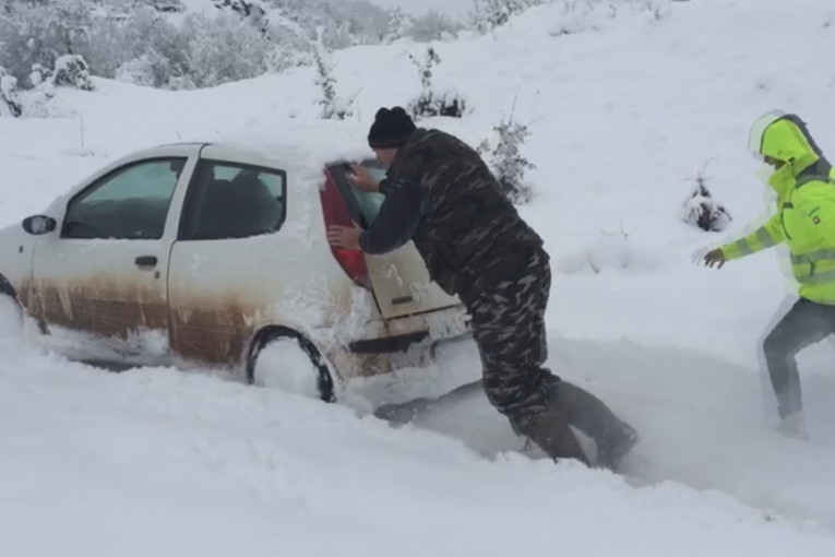 Sneg okovao sela na Pešteru: Meštani struju nemaju već tri dana, najteže u staračkim domaćinstvima