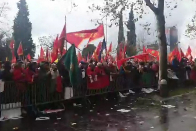 "Ne damo državu" i "Nije ovo Srbija" odjekuje na protestu ispred Skupštine Crne Gore (VIDEO)