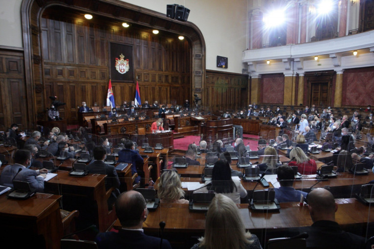 Fokus na vladavini prava: Ana Brnabić sa ministrima u Skupštini o izveštaju Evropske komisije o Srbiji