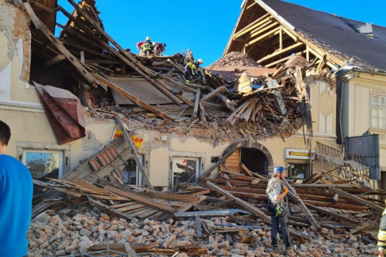 Zemljotres u Petrinji: Golim rukama se traže preživeli, svi spasioci stižu iz Hrvatske
