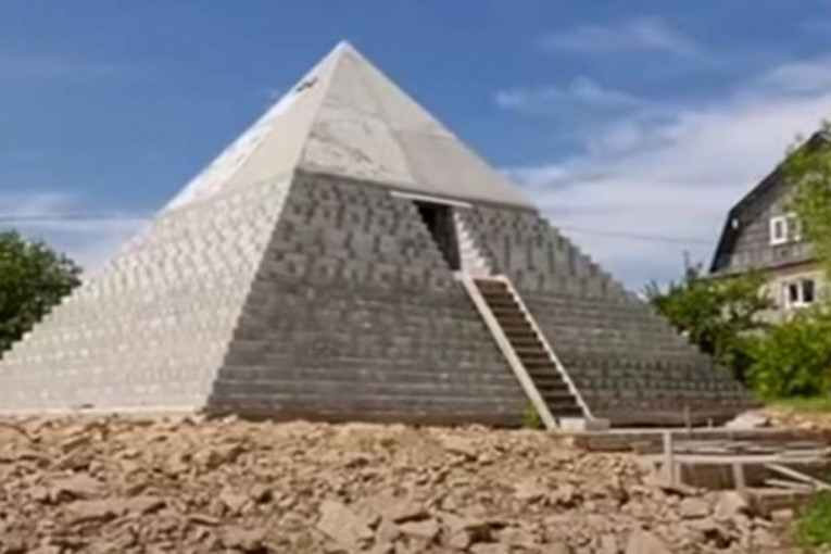 Bračni par sagradio repliku Keopsove piramide u Rusiji