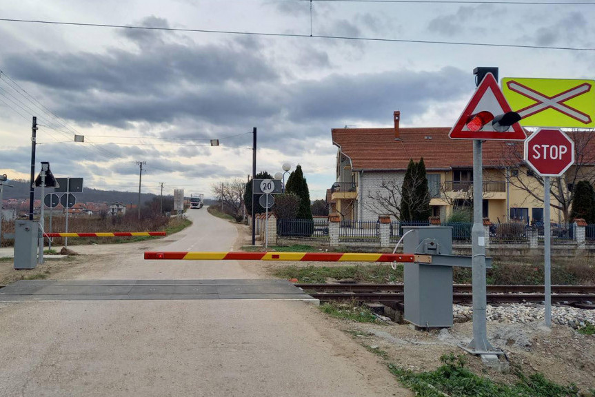 Putni prelaz preko pruge u Batajnici od danas zatvoren: Počinju radovi na postavljanju zaštitne ograde