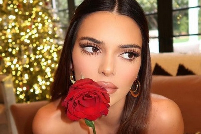 Dobra ideja za mali kućni žur: Kendal Džener se za Božić maskirala u zlatni poklon za ispod jelke