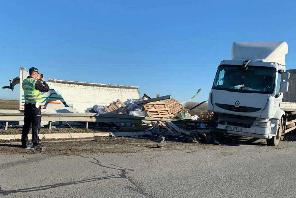Drama na auto-putu: Kamion udario u bankinu, sve poispadalo iz prikolice! (FOTO)