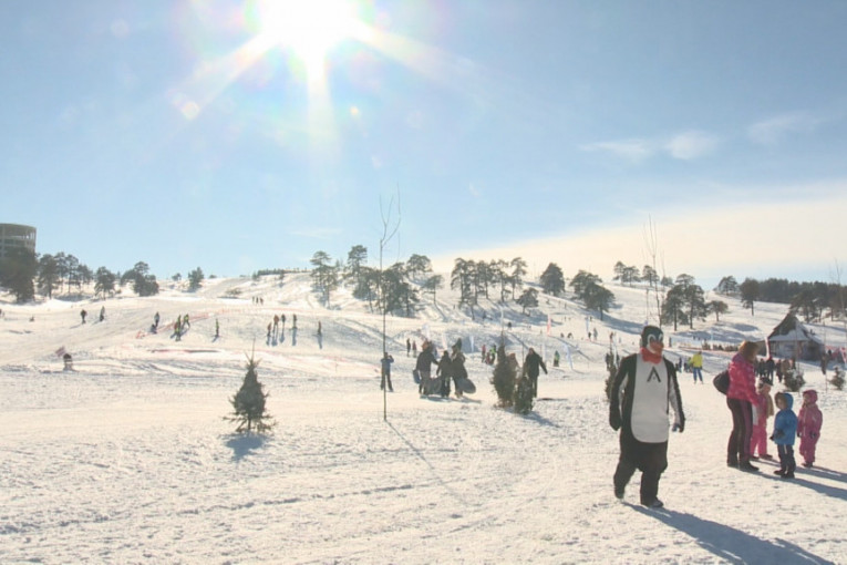 Sa prvim snegom počela i ski-sezona na Zlatiboru: Postavljeni liftovi i topovi za veštačko osnežavanje