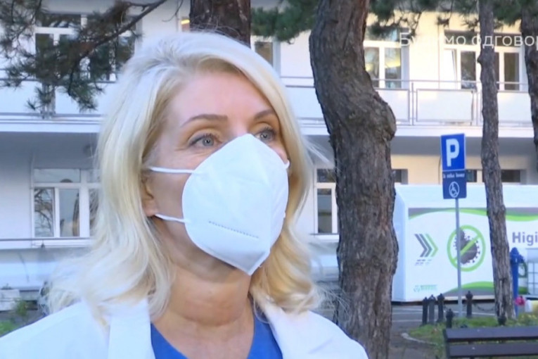 Puni tržni centri, ljudi su zbijeni iako nose maske, koje nisu dovoljna zaštita od kovida