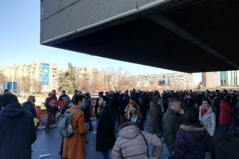 Incident pred početak Skupštine grada: Policija blokirala ulaz u Sava centar (FOTO, VIDEO)