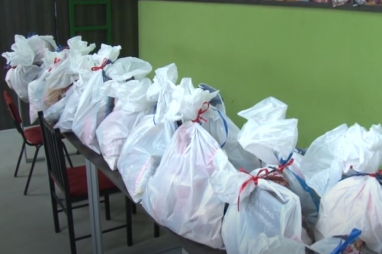 "Dedamrazijada" u Trsteniku: Paketići za sve mališane u vrtićima
