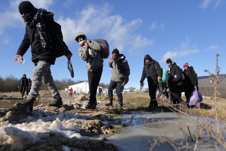 Muke na granici kojima se ne nazire kraj: Migranti mole Evropsku uniju da im odobri ulaz