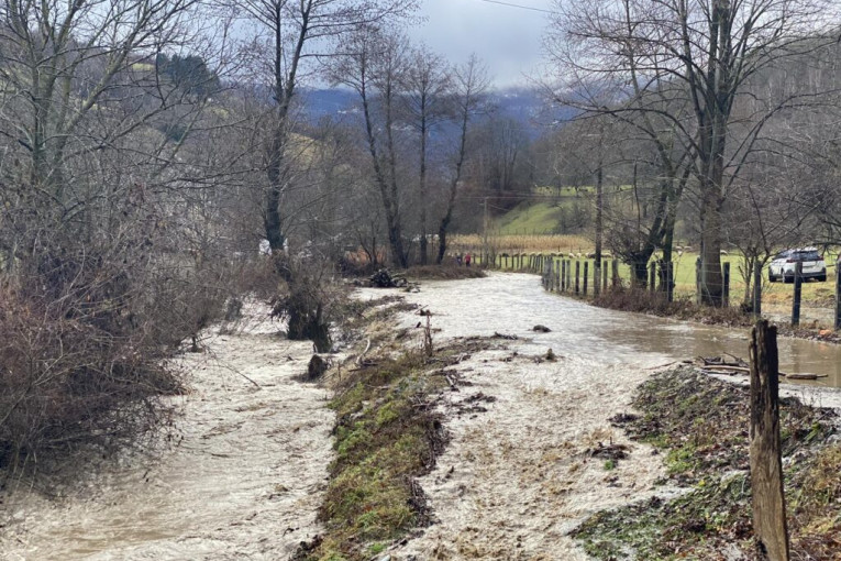 Poplave u Prijepolju: Izlila se reka Slatina i prekinula put, od sveta odsečeno nekoliko stotina ljudi (FOTO)