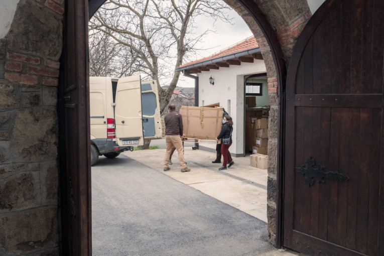 Paketići za decu i mala krda koza, ovaca i krava za stočare: Božićni konvoj iz Francuske stigao na KiM