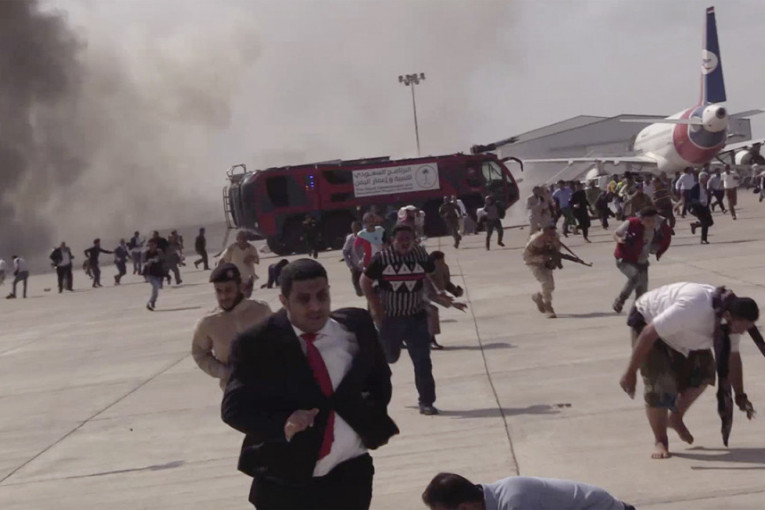 Jeziv snimak eksplozije u Jemenu: Stigao avion sa ministrima, aerodrom odleteo u vazduh (VIDEO)