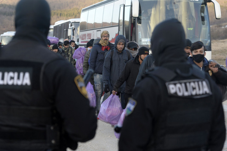 Ne nazire se rešenje za migrante u Bihaću: Stotine spavale u autobusima