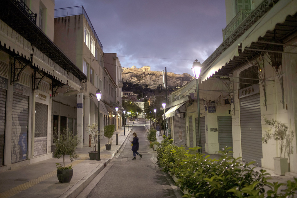 Korona odlaže doček, policija na ulicama Grčke: Policijski čas i tokom novogodišnje noći