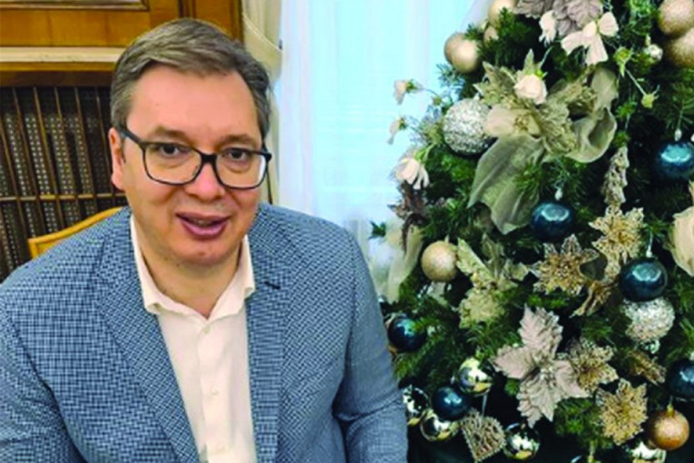Vučić čestitao Novu godinu građanima: Najvažniji poklon je vaša podrška (FOTO)