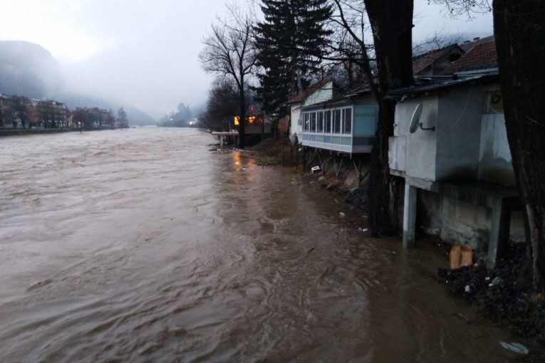 Lim napravio haos u Prijepolju: Izlila se reka, poplavljeno više naselja (FOTO)