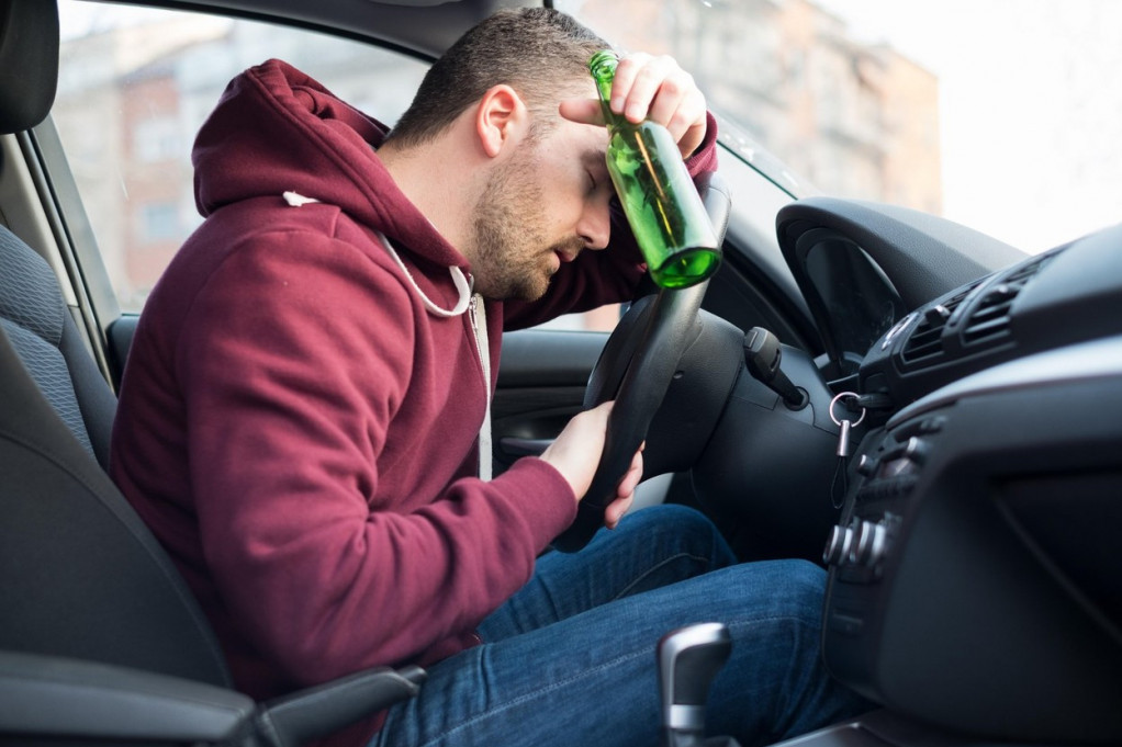 Maloletnik pod dejstvom kanabisa vozio auto bez dozvole, drugi vozač "jurcao" pijan