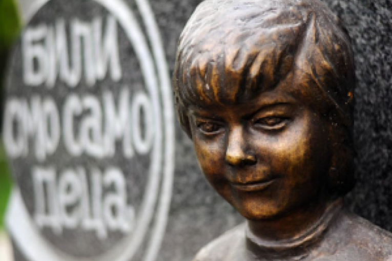 Vandali odlomili bronzanu bistu male Milice: Ponovo uništen spomenik podignut stradaloj deci u NATO bombardovanju!