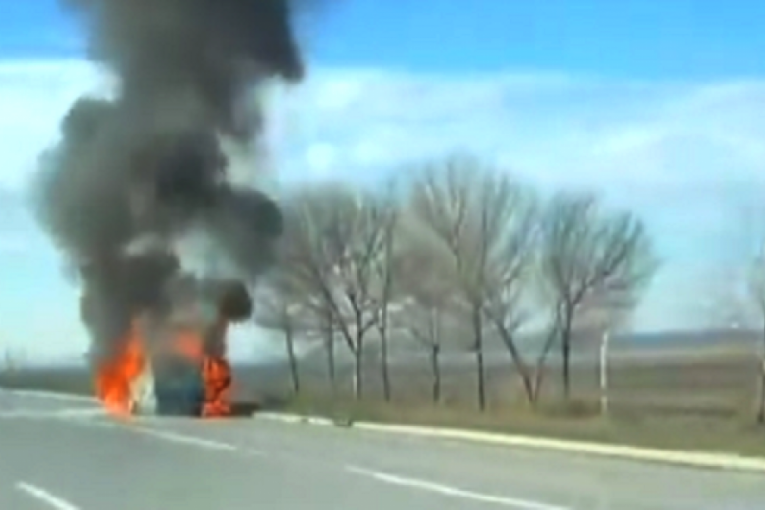 Buktinja na Pupinovom mostu: Zapalio se automobil