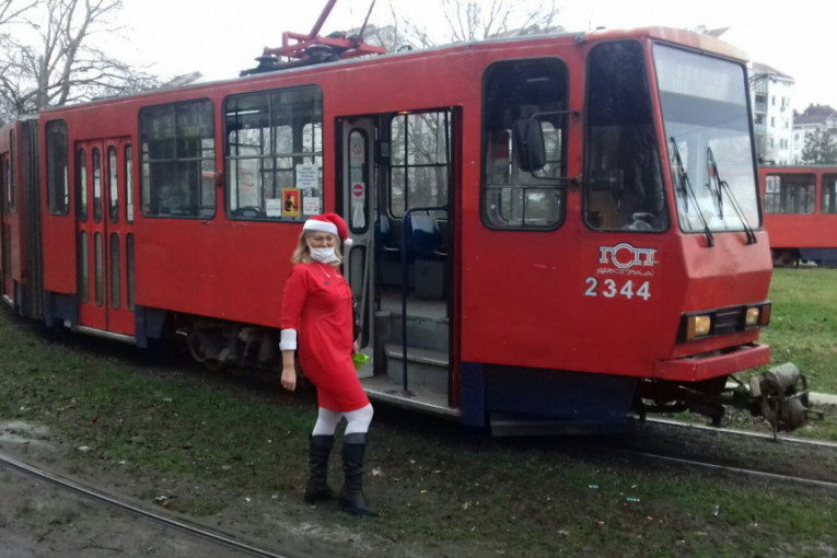 Tramvaj 9 u novogodišnjem duhu: Građane je vozila Deda Mrazica (FOTO)