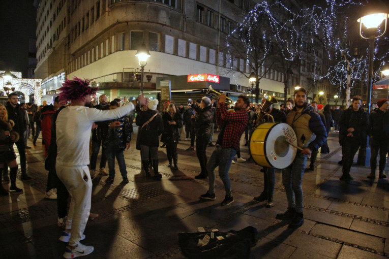 U Beogradu se slavilo u kućama! U ponoć na Trgu trubači  i "kolce" (FOTO)