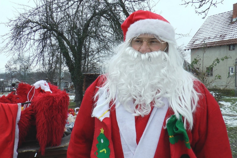 Nebojša je Deda Mraz na  - srpski način: Kupio je konja, okitio ga, obukao odelo i magija je počela (FOTO)
