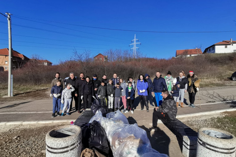 Velika akcija skupljanja otpada u naselju Vojvode Vlahović: "Da u 2021. uđemo čisti" (FOTO)