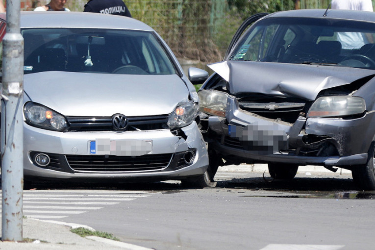 Teška saobraćajna nesreća kod Doboja: Poginuo vozač "golfa", dvoje u bolnici