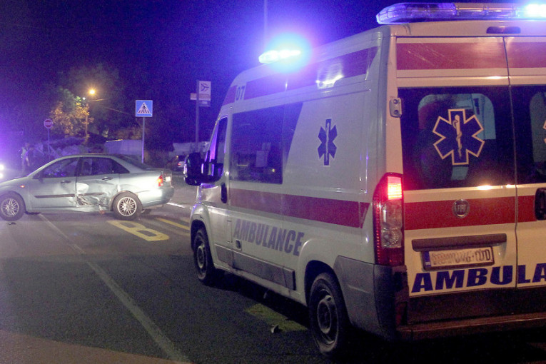 Sudar u Rakovici: Automobil prešao preko pune linije i udario u autobus