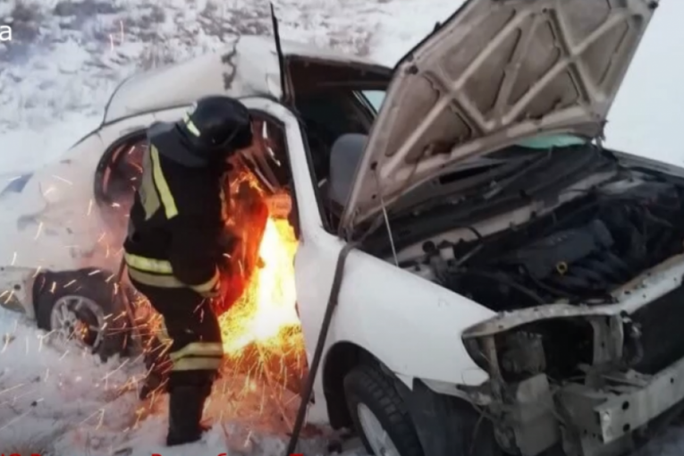 Stravična saobraćajna nesreća u Rusiji: Najmanje osam osoba poginulo (VIDEO)