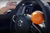 Čega se sve neće setiti! Vozači koriste pomorandžu i druge trikove da prevare auto-pilota (VIDEO)