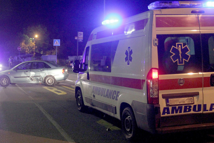 Teška nesreća na Voždovcu: Sudar tramvaja i automobila, dve osobe hitno prevezene u Urgentni centar