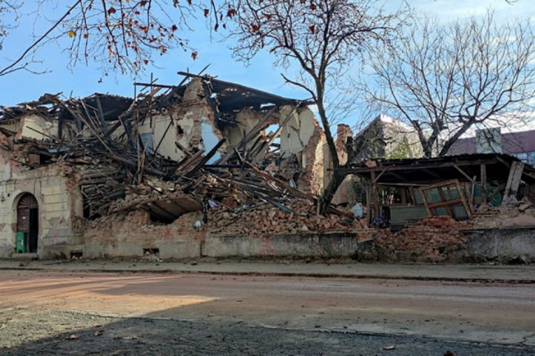 Petrinja grad duhova: Dva meseca posle zemljotresa samo bageri u centru grada