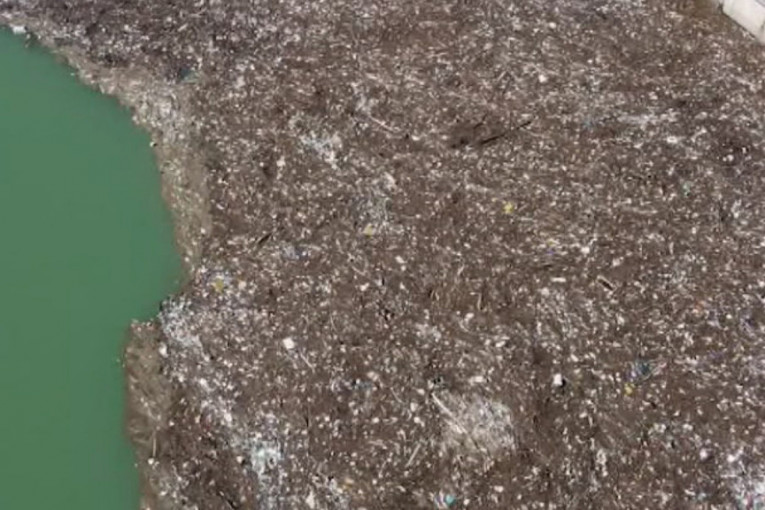 Ovako izgleda plutajuća deponija kod Priboja: Stotine kubika smeća ponovo na Potpećkom jezeru, najružnija slika u Srbiji (VIDEO)