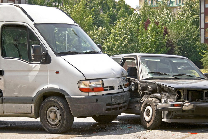 Nesreća kod Zenice: Sa puta sleteo mini-bus pun radnika