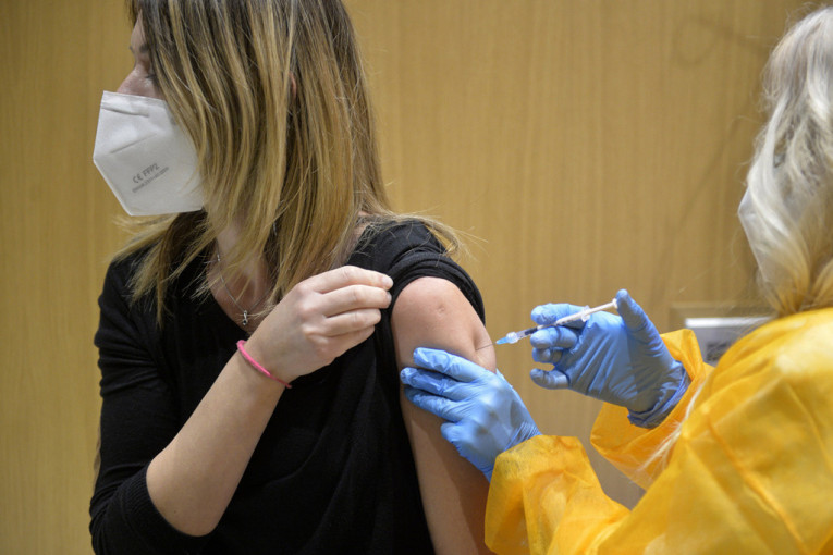 Vakcinu protiv korona virusa sutra dobija prvih 1.000 ljudi koji su se dobrovoljno prijavili!